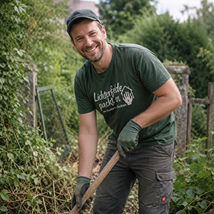 Freiwilliger von Lichterfelde packt an bei der Gartenarbeit